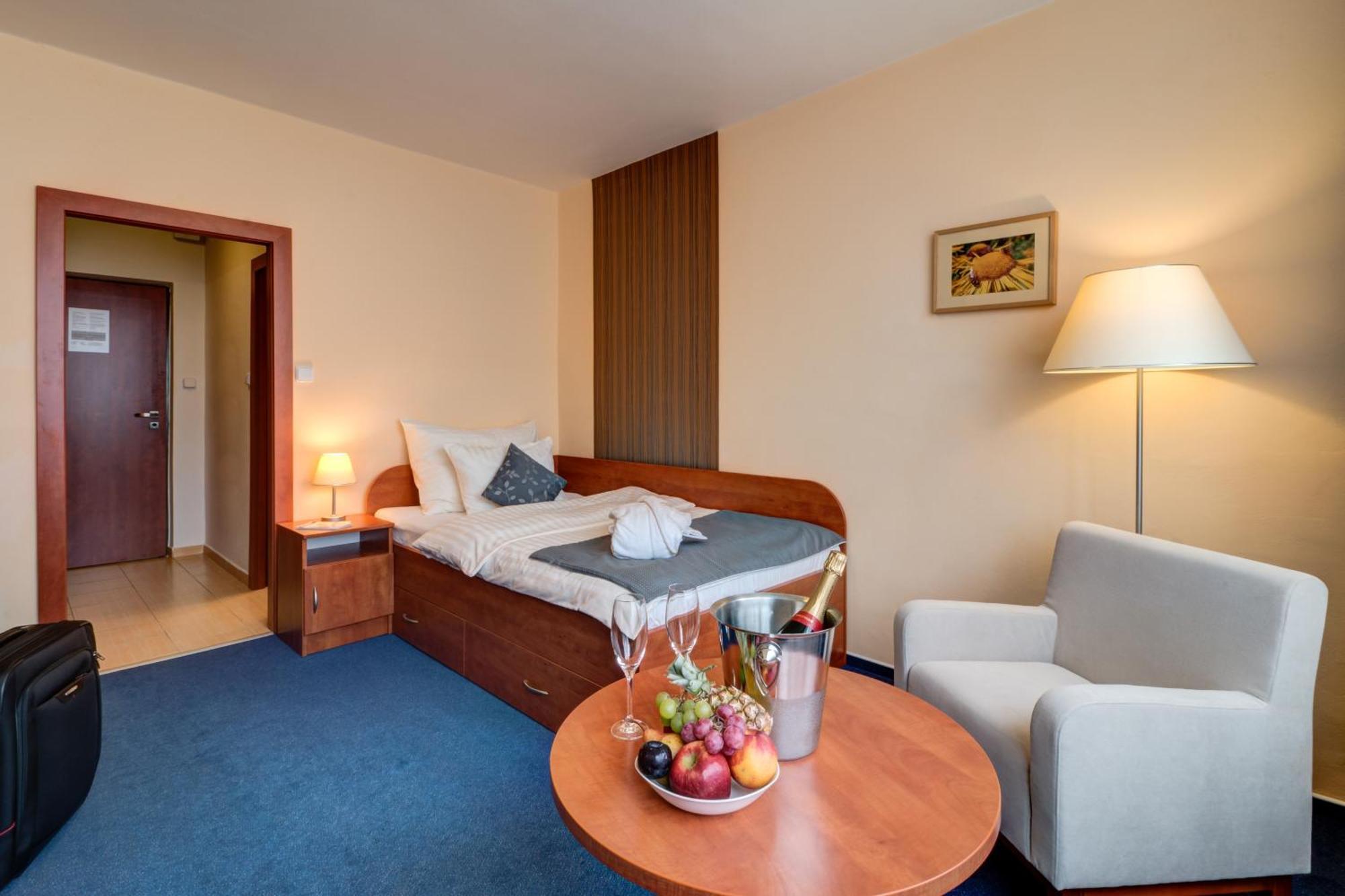 Lc - Hotel Острава Екстериор снимка